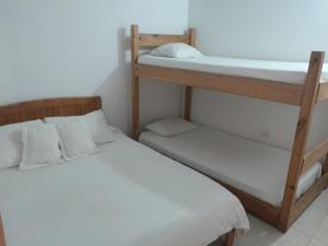 1 dormitorio con 2 literas y 1 cama en Iguaque Lodge, en Villa de Leyva