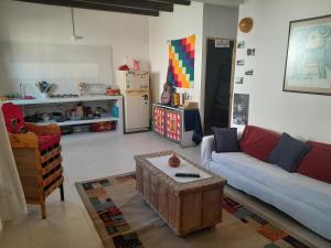 萊瓦鎮的住宿－Iguaque Lodge，客厅配有沙发和桌子
