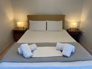 a bedroom with a bed with two towels on it at Avista apartments in Lygia