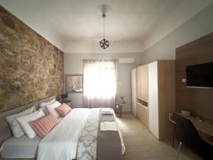 1 dormitorio con cama blanca y almohadas rosas en Cozy Home with Yard & Cottage Charm in Athens, en Atenas