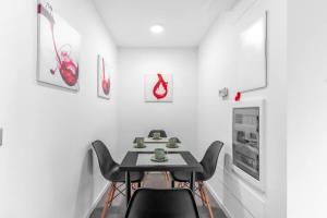 een eetkamer met een tafel en zwarte stoelen bij PM Via Gabriele D' Annunzio Guest House in Pero