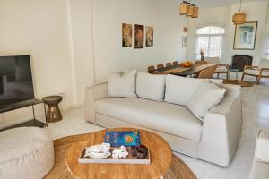 sala de estar con sofá blanco y mesa en Athens Riviera Villa en Anavissos