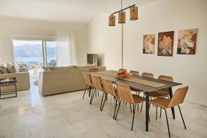 sala de estar con mesa de comedor y sillas en Athens Riviera Villa en Anavissos
