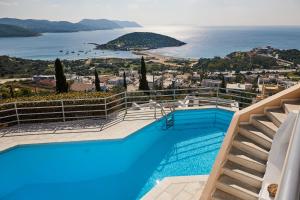 una piscina con vistas al océano en Athens Riviera Villa en Anavissos