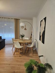 sala de estar con mesa de comedor y sillas en Alojamiento Ponte Romana, en Caldas de Reis