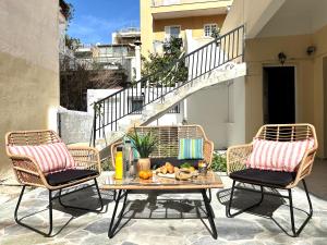Cozy Home with Yard & Cottage Charm in Athens في أثينا: طاولة مع وعاء من الفواكه على الفناء