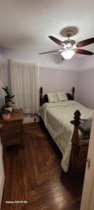 um quarto com uma cama e uma ventoinha de tecto em Ethyl's Place em Port Clinton