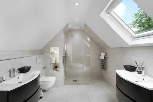 ห้องน้ำของ Gorgeous 6 Bed House - Hot Tub - Wifi & Large Garden - Lichfield 40ST