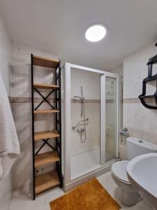 ein Bad mit einer Dusche, einem WC und einem Waschbecken in der Unterkunft VibesCoruña- Ponte 2 in A Coruña