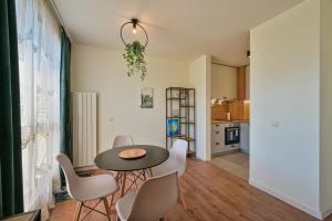 una sala da pranzo con tavolo e sedie di Tropicana Penthouse – 1 Bedroom a Sofia