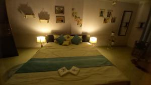een slaapkamer met een groot bed met 2 lampen bij Bliss Homestay in Guwahati