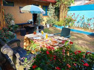 stół z jedzeniem i laptop w ogrodzie w obiekcie Raj Mahal Inn w mieście Wadduwa