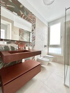 een badkamer met een wastafel en een toilet bij Golden hour retreat lagoon view villa with pool in Palazzo Vianello
