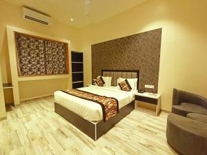 Posteľ alebo postele v izbe v ubytovaní Radhamangal Colors Inn
