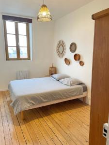 1 dormitorio con cama y espejo en la pared en Joli T4 au coeur de Berck-Plage en Berck-sur-Mer