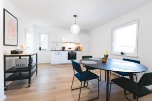 cocina y comedor con mesa y sillas en Ferienwohnung für 4: WiFi, Küche, Netflix, Zentral en Bad Neuenahr-Ahrweiler