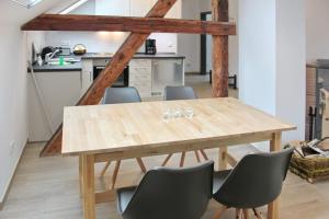 a dining room table and chairs in a kitchen at Hopkas Scheune in Lehde