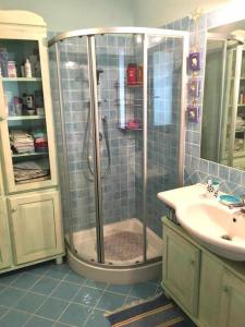 W łazience znajduje się prysznic i umywalka. w obiekcie Casa Ada romantico appartamento w mieście Chia