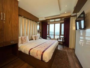 Postel nebo postele na pokoji v ubytování Mahaveer Shimla By Royal Collection Hotels