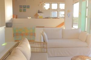 スティル・ベイにあるPlankeplekkieのソファとテーブルのあるリビングルーム