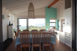 スティル・ベイにあるPlankeplekkieのテーブルと椅子と窓のあるダイニングルーム