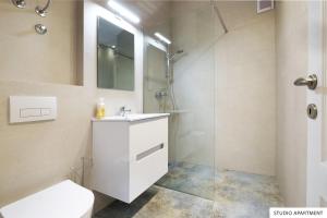 Ένα μπάνιο στο Downtown Belgrade Apartments +43 φωτογραφίες