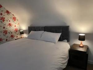 Giường trong phòng chung tại Beech Cottage with Clun Castle View