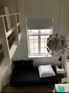 Small cosy appartment في سكاندربورغ: غرفة صغيرة بها سرير ونافذة