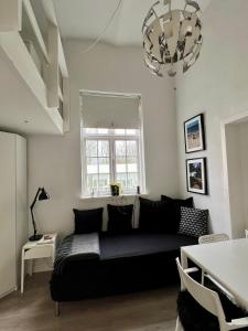 uma sala de estar com um sofá e uma mesa em Small cosy appartment em Skanderborg