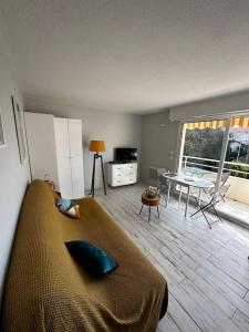 a room with a couch and a living room with a table at Appartement centre Arcachon in Arcachon