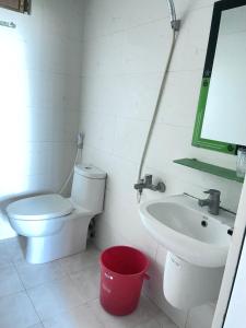a bathroom with a toilet and a sink at Nhà nghỉ Huy Hùng in Xã Thang Tam