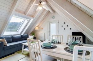 uma sala de jantar e sala de estar com mesa e cadeiras em Appartment Naturblick em Stockach