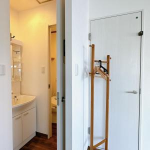 uma casa de banho com uma porta branca e um lavatório em 【三米通天閣】602-6FB難波商圈天王寺心斎橋10min em Osaka