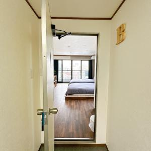 um quarto com uma cama e um espelho em 【三米通天閣】602-6FB難波商圈天王寺心斎橋10min em Osaka