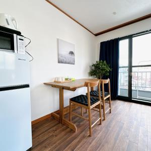 uma pequena cozinha com uma mesa e um frigorífico em 【三米通天閣】602-6FB難波商圈天王寺心斎橋10min em Osaka