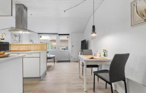 Una cocina o cocineta en Holiday Home Blåvandvej Blåvand Xii 6 fotos más