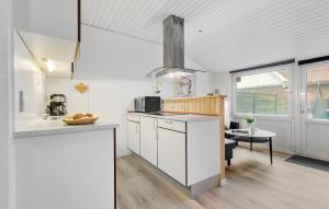 Una cocina o cocineta en Holiday Home Blåvandvej Blåvand Xii