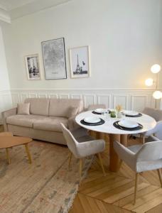 ein Wohnzimmer mit einem Tisch und einem Sofa in der Unterkunft Tour Eiffel/Luxury apartment n°6 in Paris