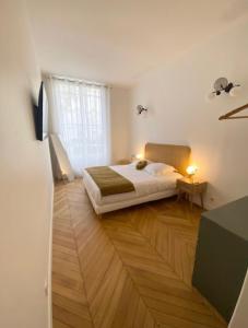 Schlafzimmer mit einem Bett und Holzboden in der Unterkunft Tour Eiffel/Luxury apartment n°6 in Paris