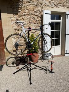 a bike on a stand in front of a building at Provenzalisches Landhaus Les Martinets am Fuße des Mont Ventoux in Villes-sur-Auzon