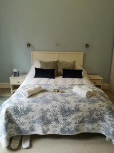 1 dormitorio con 1 cama con 2 toallas en The Old Rectory, en Sedgeberrow