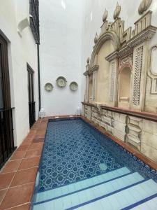 una piscina en medio de un edificio en Gandesa, Palace House en Sevilla