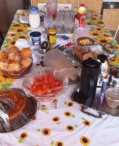 een tafel met voedsel en andere voedingsmiddelen erop bij Restaurante e Pousada - Ilha Bonita in Guarujá
