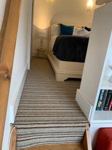 Una escalera que conduce a un dormitorio con cama en Central Windsor and Castle, Legoland 2.6 miles Away, en Windsor