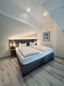 een slaapkamer met een groot bed in een kamer bij Hotel-Restaurant Zum Schwanen in Wermelskirchen