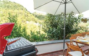 grill ze stołem i parasolem na patio w obiekcie Cozy Home In Torraca With Wifi w mieście Torraca
