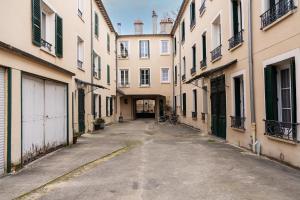 an empty alley in an alley between buildings at Smart Inn Fontainebleau Centre- Appartement 1 chambre in Fontainebleau