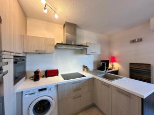 Kuchyň nebo kuchyňský kout v ubytování Appartement studio vue sur la Marina