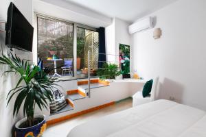 una sala de estar blanca con una maceta en Maison Villa Angela, en SantʼAgata sui Due Golfi