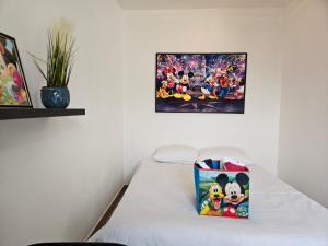 Una habitación con una cama con una bolsa. en Appartement Disneyland Paris Montevrain, en Montévrain